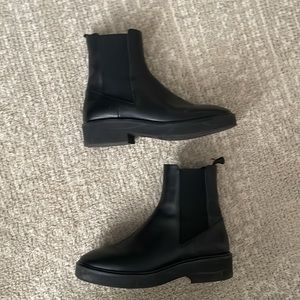 Stuart Weitzman Henley boots size 6